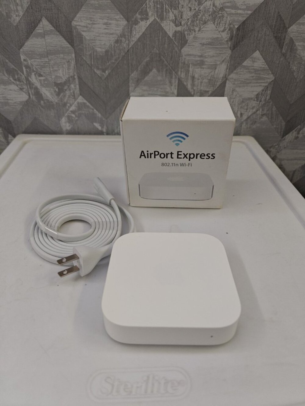 Apple AirPort Express Dual-Band 802.11n 300 Mbps Router A1392 White